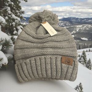 NWT POM POM BEANIE, LIGHT GREY